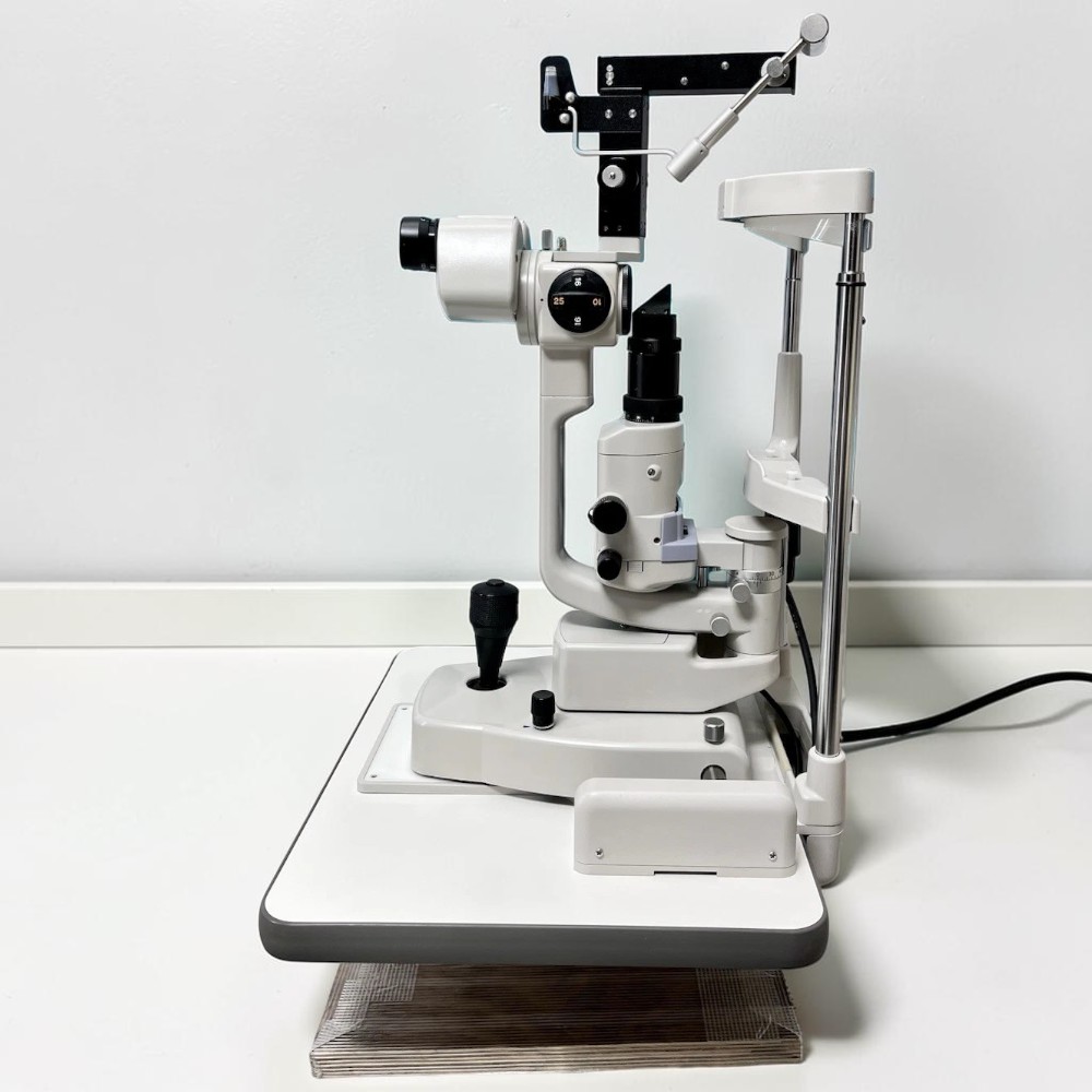 Topcon SL-D2 Slit Lamp w/ Haag Streit 870 Tonometer - Used 2 Topcon SL-D2 Slit Lamp w/ Haag Streit 870 Tonometer - Used – Front View