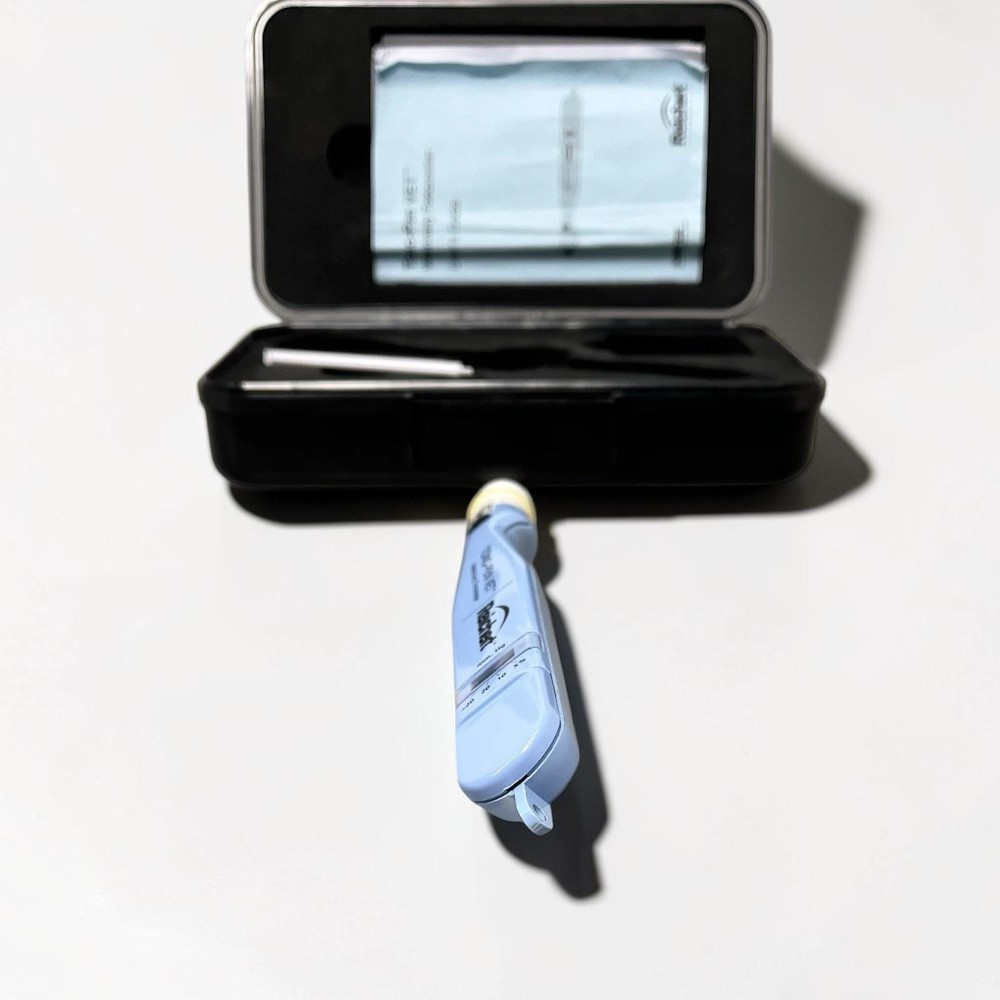 Reichert Tono-Pen VET Veterinary Tonometer w/ Case - Used 3 Reichert Tono-Pen VET used — tip cover and battery detail
