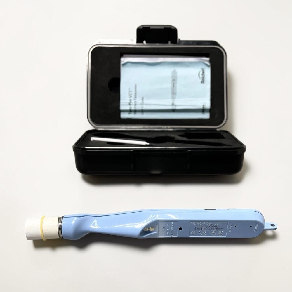 Reichert Tono-Pen VET Veterinary Tonometer w/ Case - Used 4 Reichert Tono-Pen VET used — display screen IOP readout