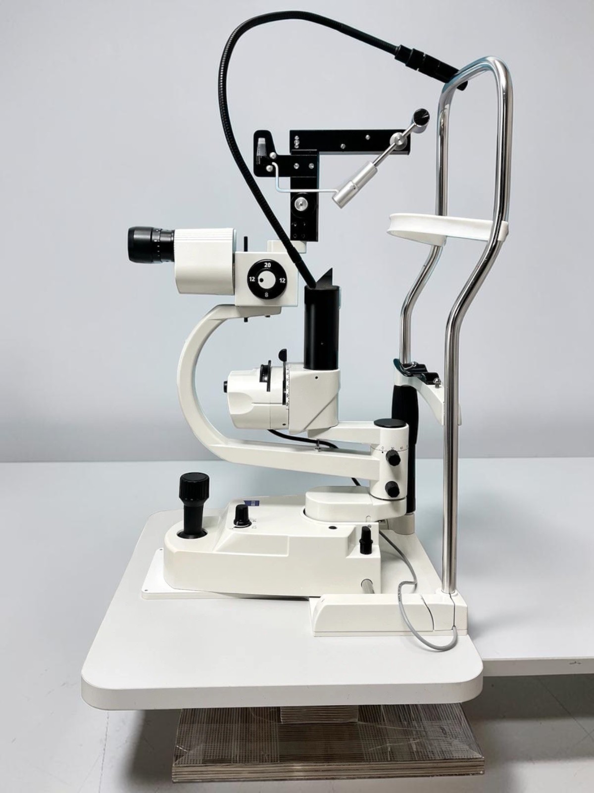 Carl Zeiss SL-115 Classic Slit Lamp w/ Haag Streit 870 Tonometer - Used 4 Carl Zeiss SL-115 Classic Slit Lamp w/ Haag Streit 870 Tonometer - Used - Image 4