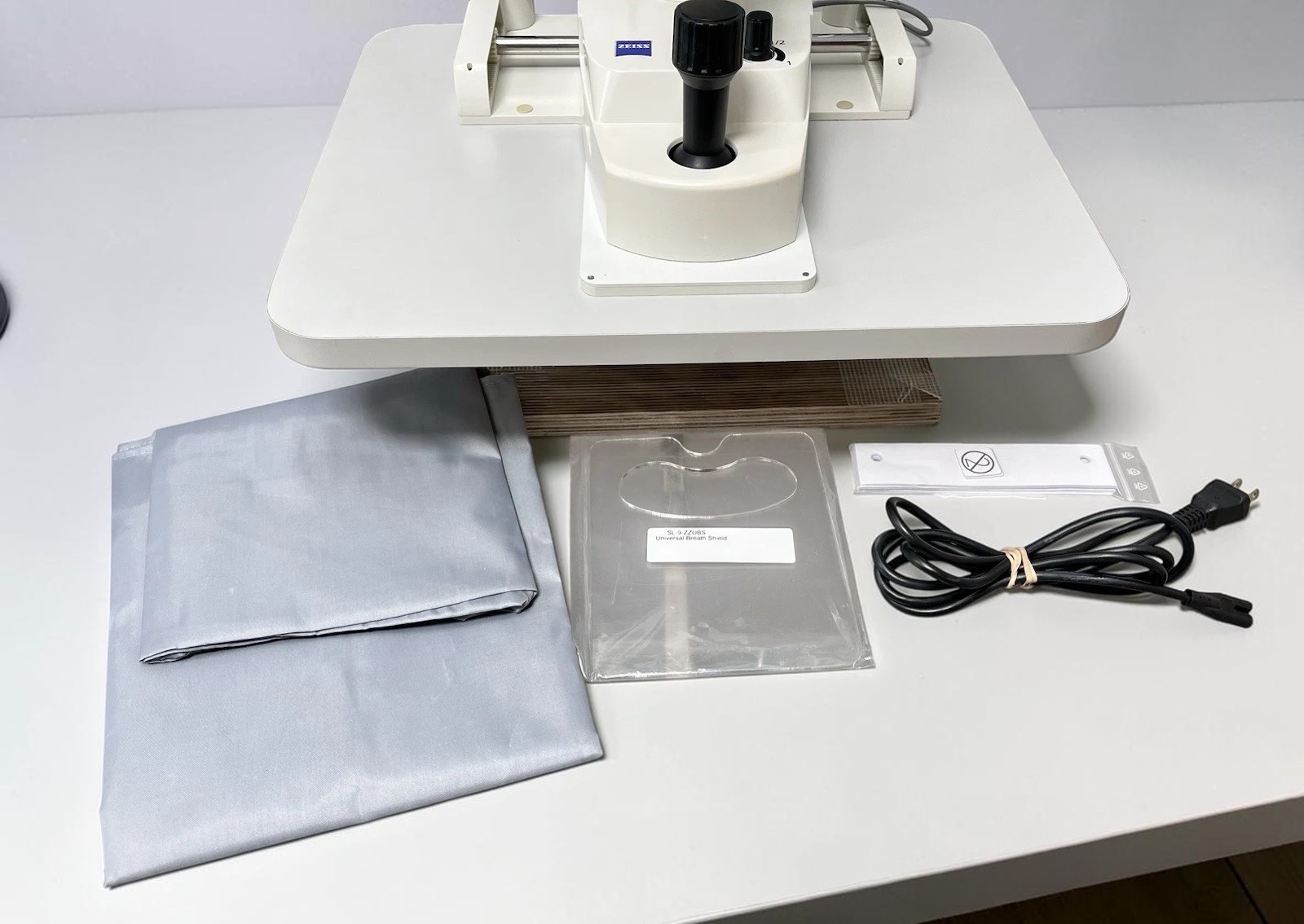 Carl Zeiss SL-115 Classic Slit Lamp w/ Haag Streit 870 Tonometer - Used 8 Carl Zeiss SL-115 Classic Slit Lamp w/ Haag Streit 870 Tonometer - Used - Image 8