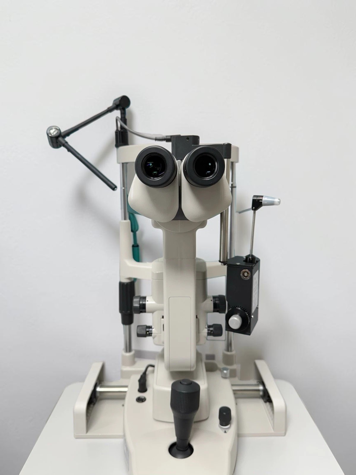 Topcon SL-D2 Slit Lamp w/ Optilasa R-900 Tonometer - Used 2 Topcon SL-D2 Slit Lamp w/ Optilasa R-900 Tonometer - Used - Image 2