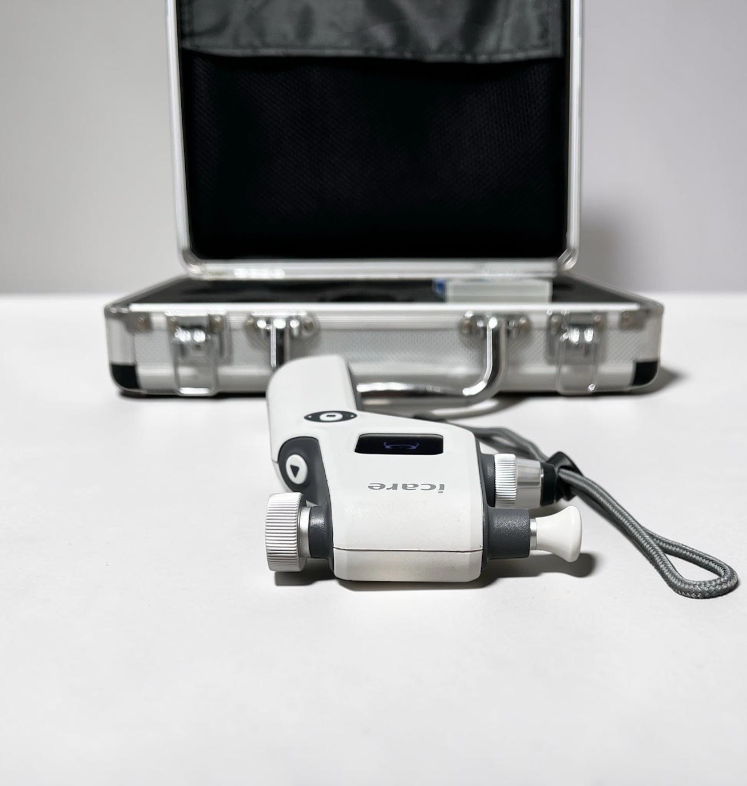 iCare ic100 Tonometer w/ Carrying Case - Used 4 iCare ic100 Tonometer w/ Carrying Case - Used - Image 4