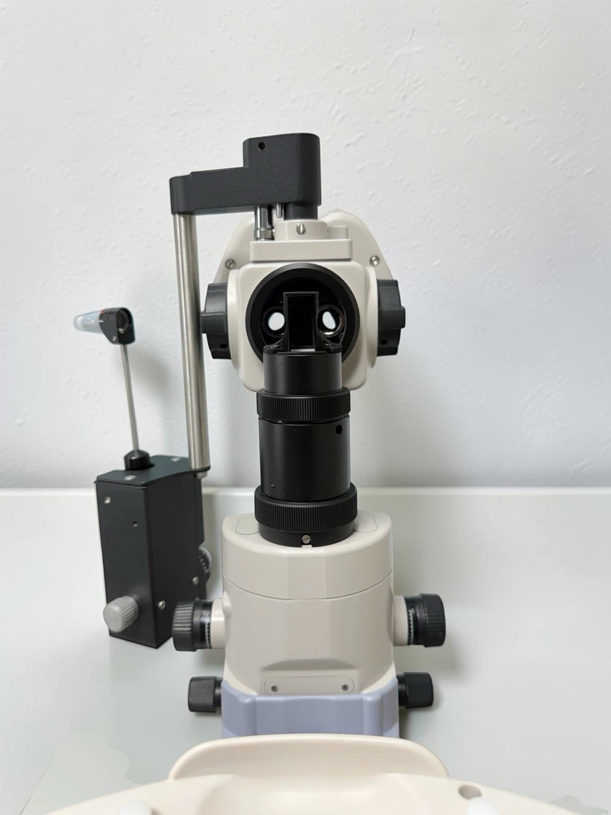 Topcon SL-D2 Slit Lamp w/ Optilasa R-900 Tonometer - Used 5 Topcon SL-D2 Slit Lamp w/ Optilasa R-900 Tonometer - Used - Image 5